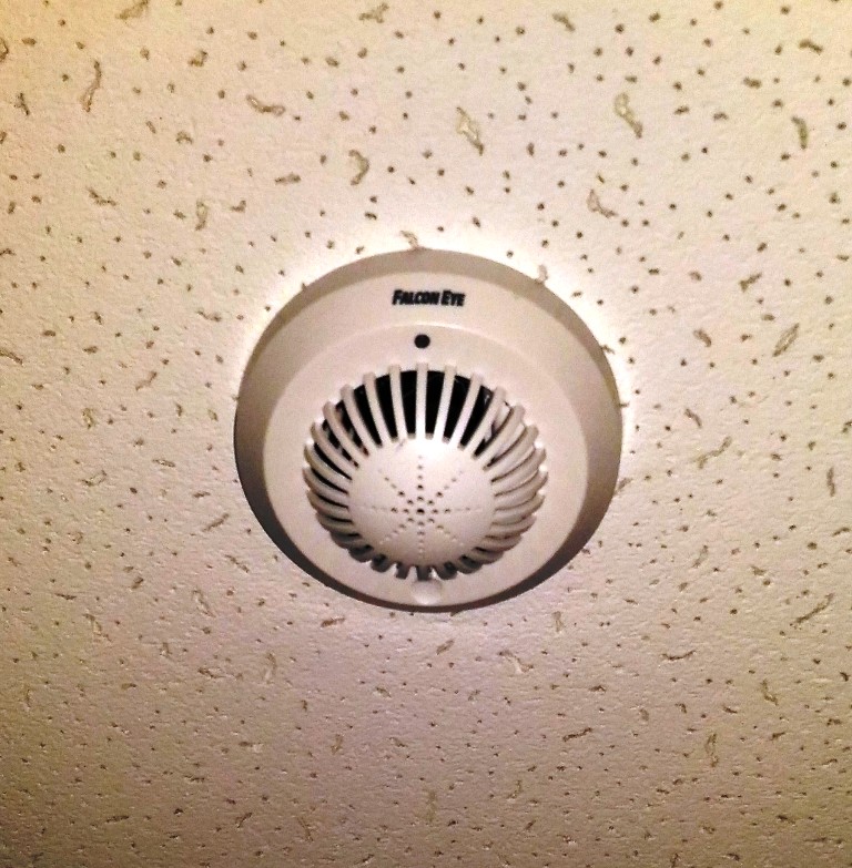 Датчик дыма на потолке